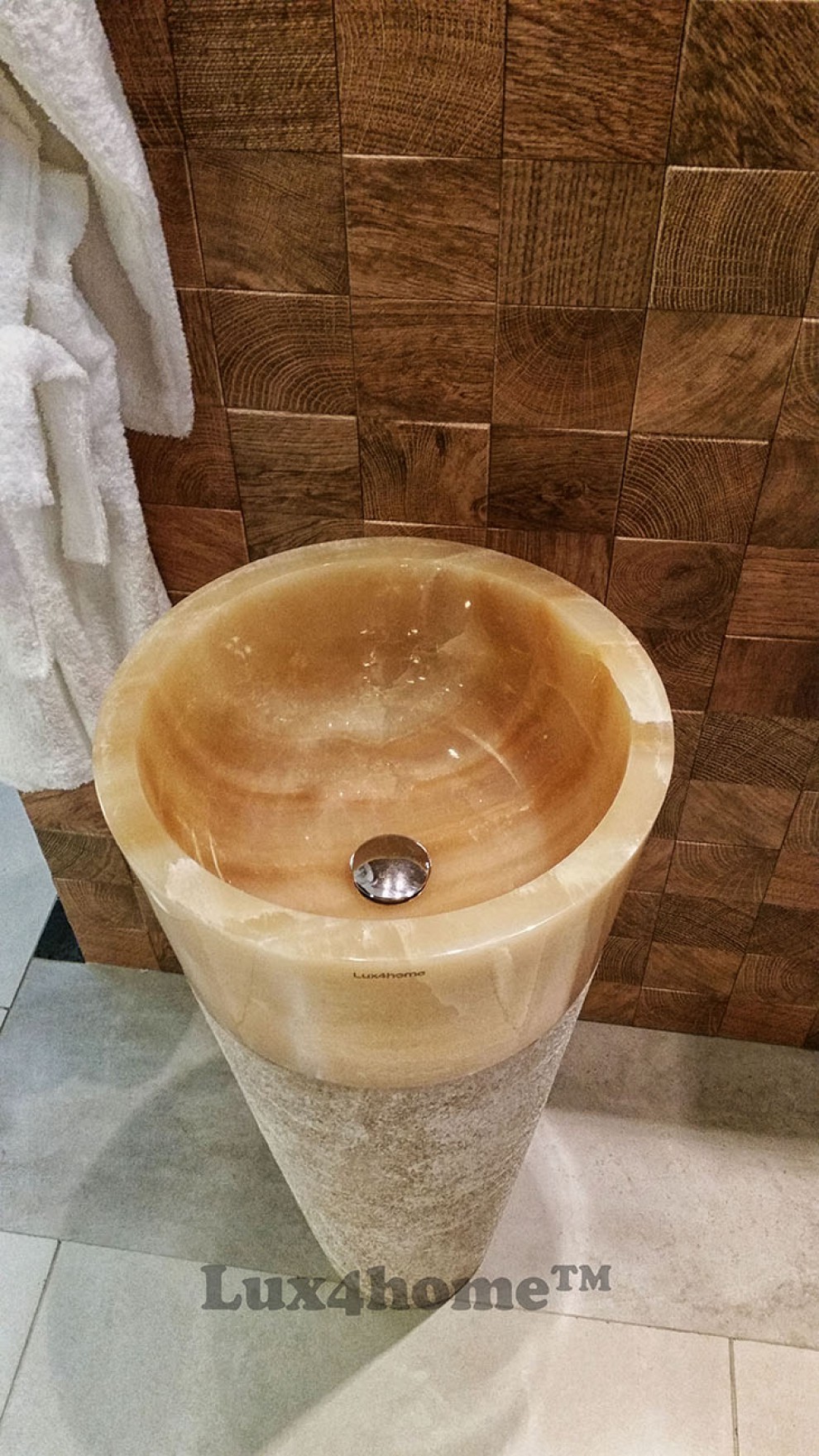 Stojąca umywalka z onyksu w łazience